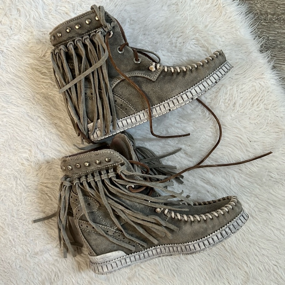 El vaquero layer fringe boots
